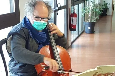 Le violoncelle de Philippe Nadal à l’Ehpad
