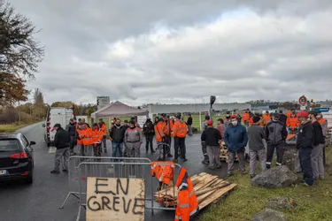 Des salariés de l'usine Valmont-France de Charmeil (Allier) sont en grève[mise à jour]