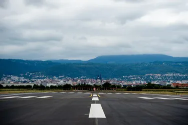 Pourquoi les agents de contrôle à l'aéroport de Clermont-Ferrand sont en grève