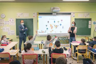En visite dans le Cantal, le recteur d'académie Karim Benmiloud rappelle que « chaque jour d'école compte »