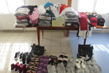 Six cents vêtements et chaussures contrefaits saisis sur l’autoroute en Haute-Loire