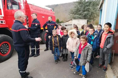 Les écoliers découvrent les missions et les équipements des pompiers