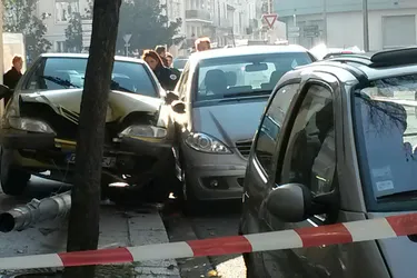 Un piéton percuté par une voiture sur le trottoir