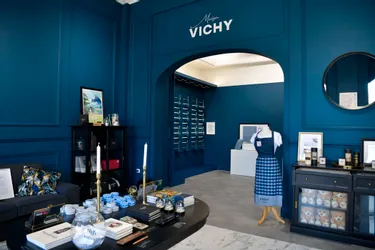 Avec ses produits identitaires « Vichy mon amour », la cité thermale cultive son image de marque