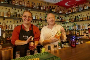 Père et fils, Ian et Graeme Kennedy ont transformé le petit bar-restaurant de Marsac (Creuse) en véritable pub