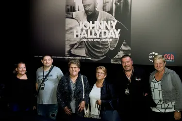 Une poignée de fans écoute l'album de Johnny Hallyday en avant-première à Clermont-Ferrand