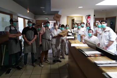 « Vous êtes nos héros » : un restaurant offre une quarantaine de pizzas aux urgences de l'hôpital d'Aurillac