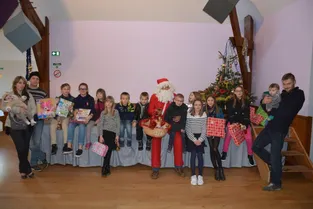 Les enfants de la commune fêtent Noël