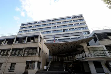 Près de 500 salariés occupent un bâtiment de onze étages à Clermont-Ferrand
