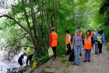 Des bénévoles au bord de la rivière Allier pour une opération propreté