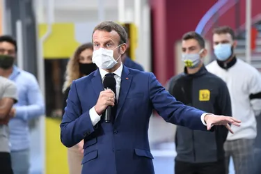 Emmanuel Macron appelle les Français à être "beaucoup plus vigilants lors des événements privés"