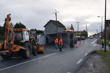 La circulation perturbée sur la D2144 dans la traversée de Saint-Pardoux (Puy-de-Dôme), où un camion s'est renversé