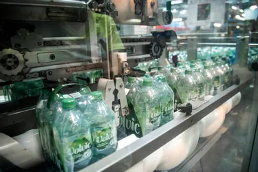 Un tiers de la production de bouteilles Volvic est désormais acheminé par le rail