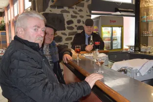 A Saint-Flour, les clients des bars dissertent sur les sujets de philo
