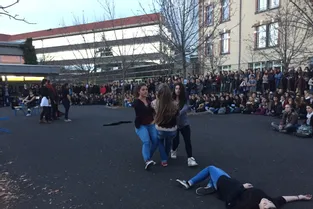 Les lycéens de Virlogeux rendent hommage aux victimes des attentats