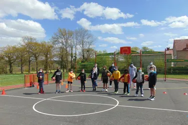 Les jeunes découvrent le basket-ball