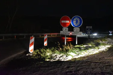 Poids-lourds et voitures non-équipées à l'arrêt sur l'A75 à l'aire de Lorlanges, en Haute-Loire : "On prend notre mal en patience"