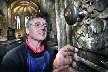 Marc Bialais, ébéniste-restaurateur, travaille sur la porte de l’église de Saint-Martin-Valmeroux