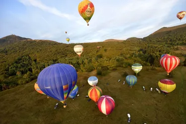 26 montgolfières volent au-dessus de la chaîne des puys
