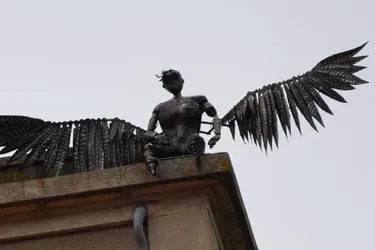 Qui est cet ange qui s'est posé sur le toit de l'ancienne Manu des tabacs à Riom (Puy-de-Dôme), ce vendredi ?