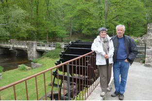 Trente-six ans plus tard, Anne-Marie et Lucien Doré vivent dans un trou de verdure, au bord de l’eau