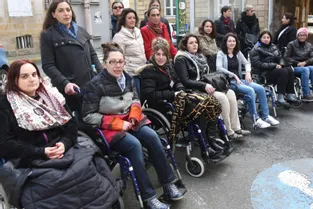 Dix-huit élèves de l’Institut Croix-Rouge en fauteuil roulant