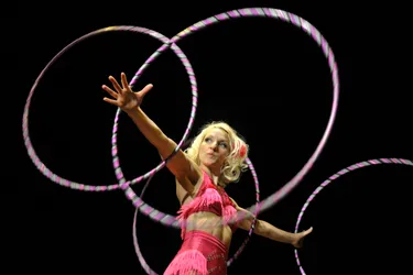 Une ex-championne anglaise de gymnastique reconvertie dans le show de hula-hoop dans l’Allier