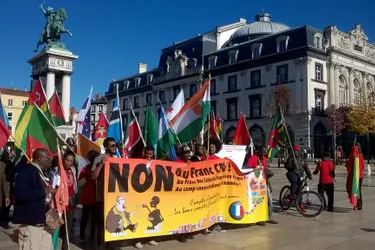 Une manifestation panafricaine contre le franc CFA en cours place de Jaude