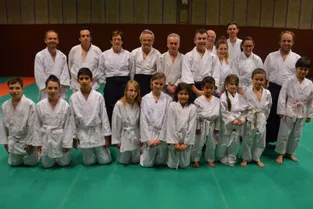 Enfants et adultes du club d’aïkido ensemble sur les tatamis