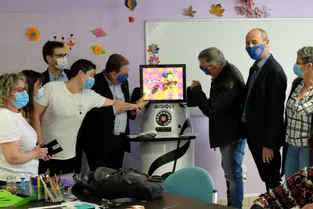 Une borne interactive offerte par le Rotary à l'Ehpad La Providence à Issoire (Puy-de-Dôme)