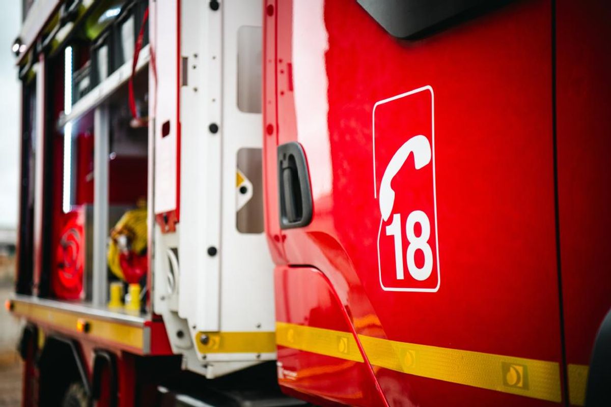 Un impressionnant incendie s'est déclaré dans un centre sportif à Clamart, près de Paris