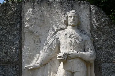 Pourquoi une sculpture de Corneille et Montdory devant un lycée de Thiers ?