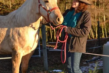 Deborah Boivert vit son rêve français à Saint-Setiers, où elle tient un centre équestre western
