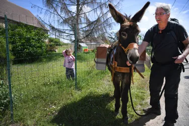 Cet habitant de l'Allier part randonner avec son âne pendant un an, pour ramasser les déchets sauvages