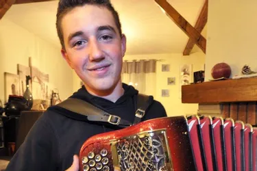 A 16 ans, le lycéen de Saint-Pantaléon se fait une place sur la scène française du musette