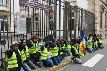 Une manifestation de soutien, devant le tribunal d'instance de Moulins, aux Gilets jaunes condamnés par la justice