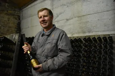 Les secrets de fabrication du "Chanvergne", vin pétillant bio élaboré à Prompsat