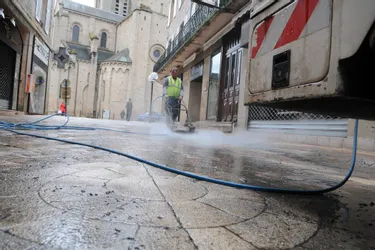 Comment le maire de Brive (Corrèze) justifie-t-il la réorganisation du service de propreté urbaine qui menace de se mettre en grève ?