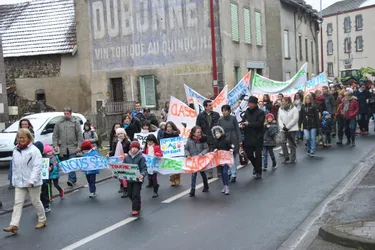 Manzat (Puy-de-Dôme) se mobilise pour la survie de ses écoles : pas de classes ce lundi et mardi