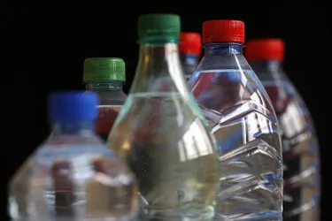 Pesticides et médicaments dans les eaux minérales : une étude qui interroge