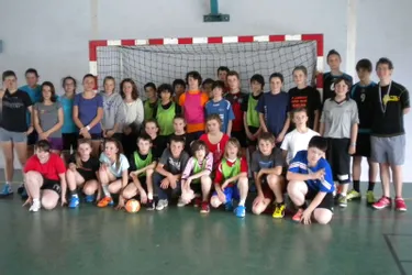 Beaucoup d’enfants au stage de handball