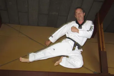 Une ceinture noire 3e dan au taekwondo