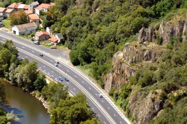Un éboulement le long de l'autoroute A75 entraîne des restrictions de circulation à hauteur de Saint-Yvoine (Puy-de-Dôme)