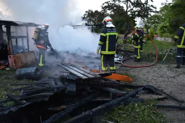 Un cabanon de jardin détruit par le feu à Clermont-Ferrand