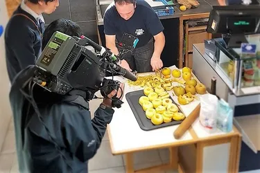 Une télévision et un critique culinaire japonais en tournage