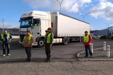 Des Gilets jaunes ont bloqué partiellement le trafic des camions de l'usine L'Oréal de Creuzier-le-Vieux (Allier)