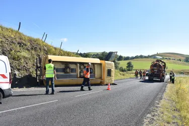 Un camion citerne se couche sur le flanc à Talizat (Cantal)