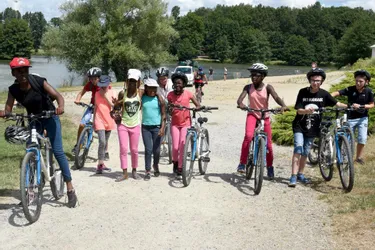 Une vingtaine de jeunes Yzeuriens du Plessis profitent d’activités durant la période estivale