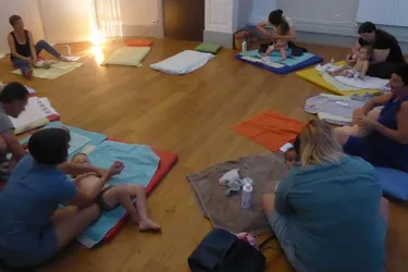 Un atelier pour masser les bébés