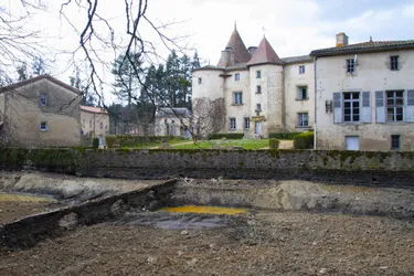 Grand nettoyage de printemps au château des Martinanches à Saint-Dier-d'Auvergne (Puy-de-Dôme)